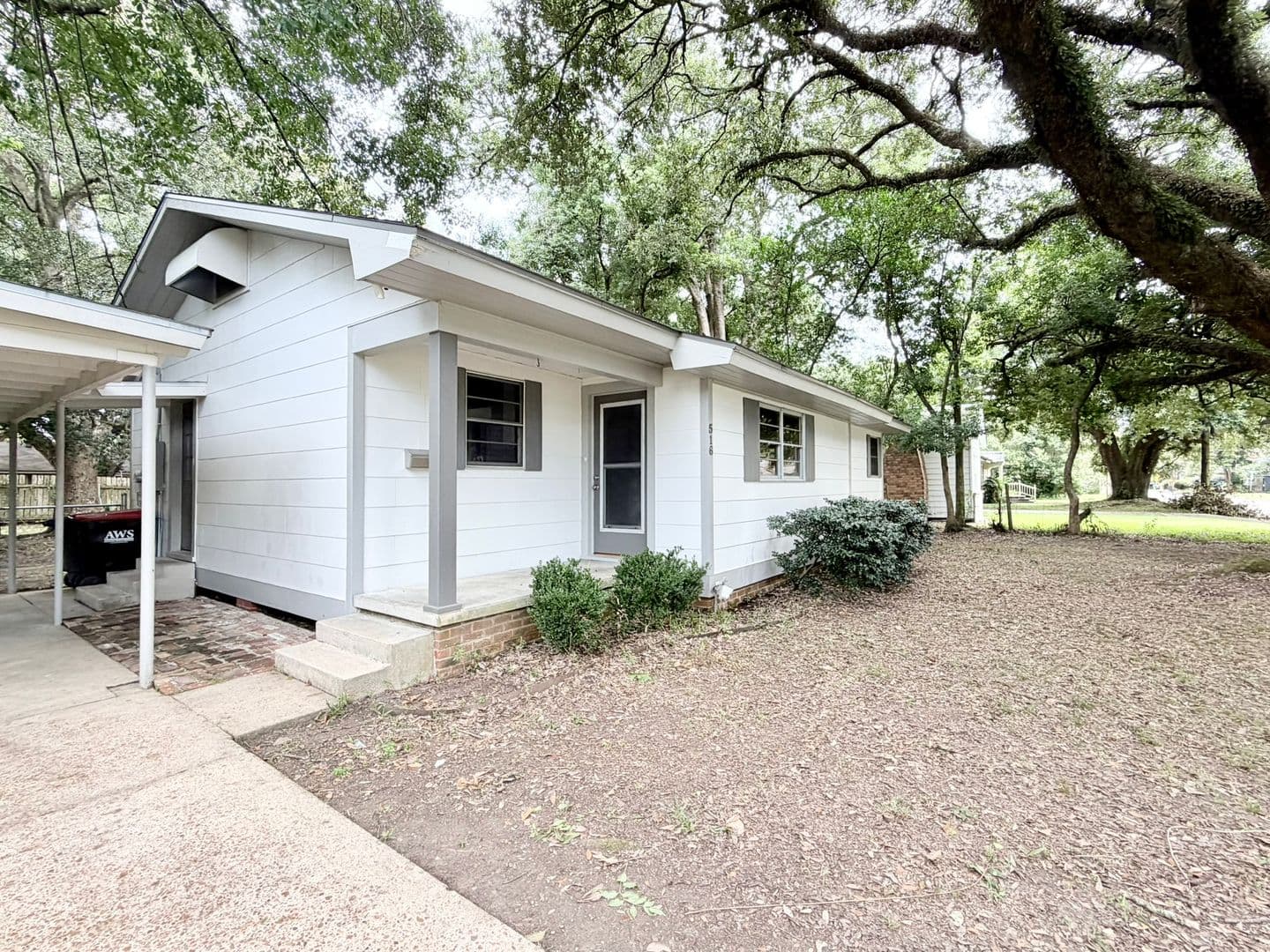Lafayette House: 516 St Joseph