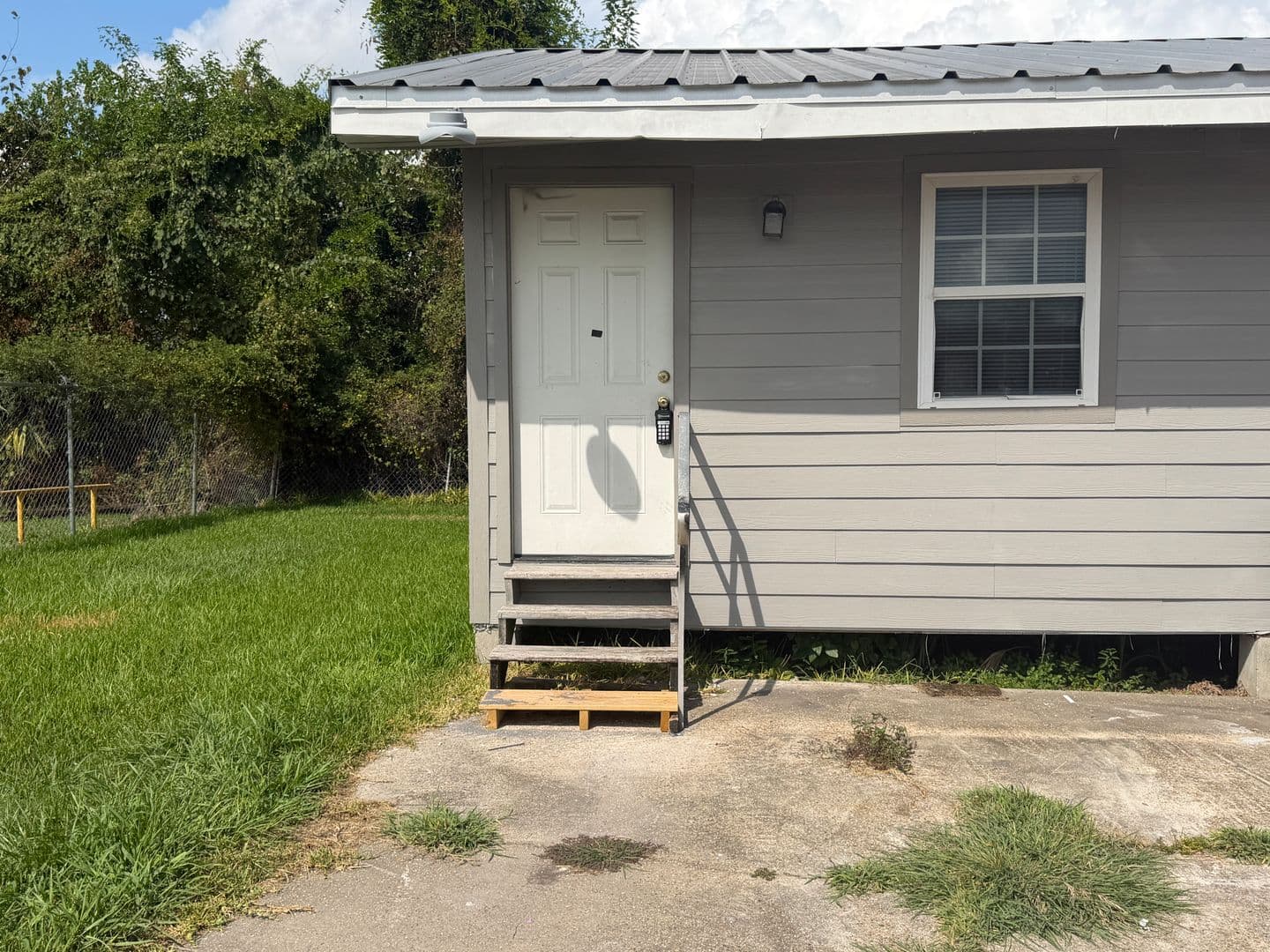 Lake Charles Apartment: 2425 1/2 Broad St