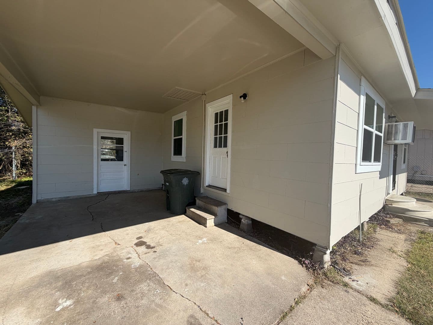 Lake Charles House: 1019 Alamo St