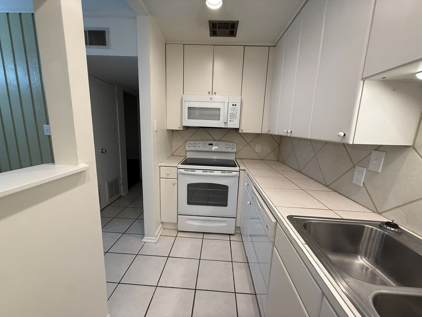 Lafayette House: 1008 S College Road, 104