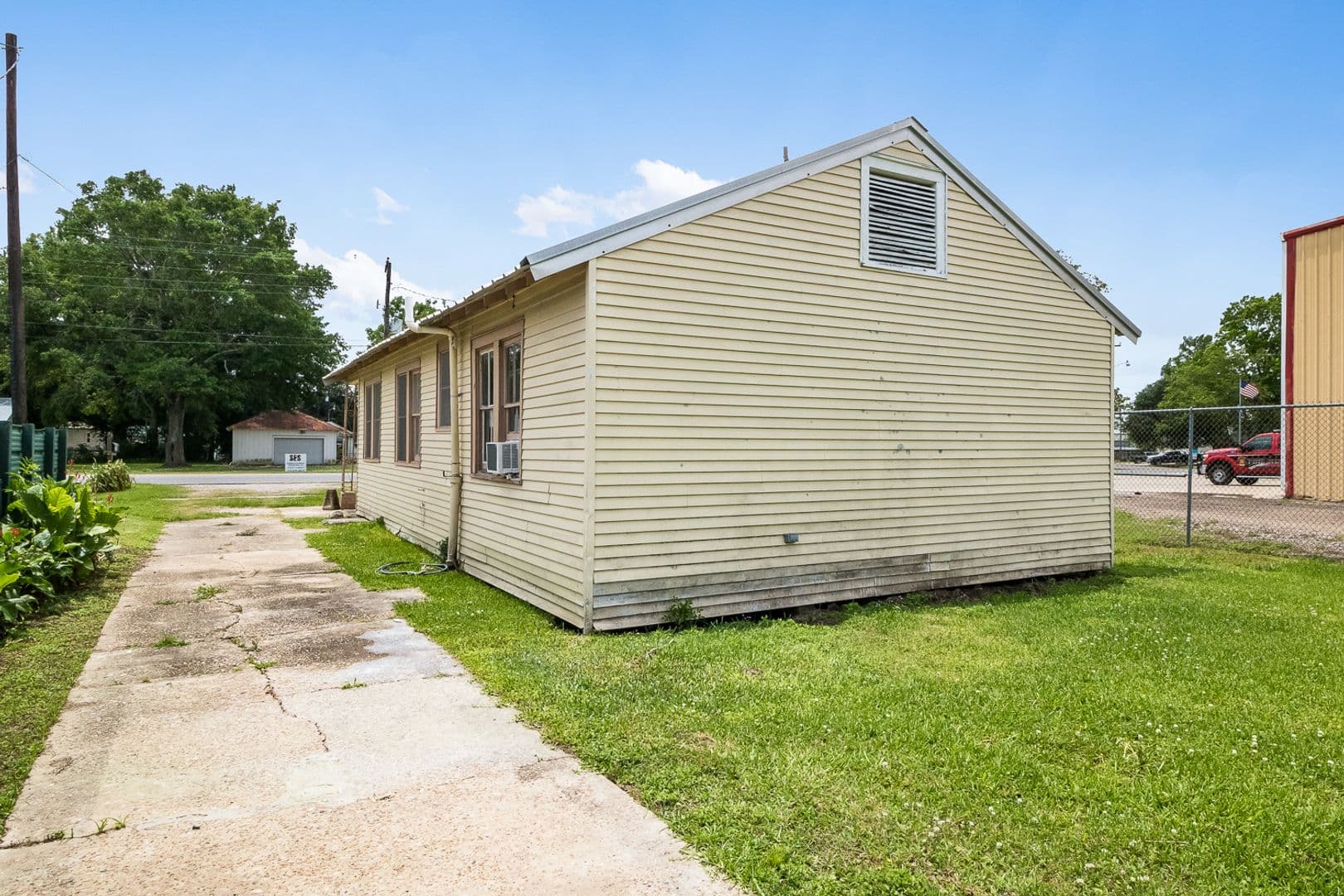 Broussard House: 505 E Main Street
