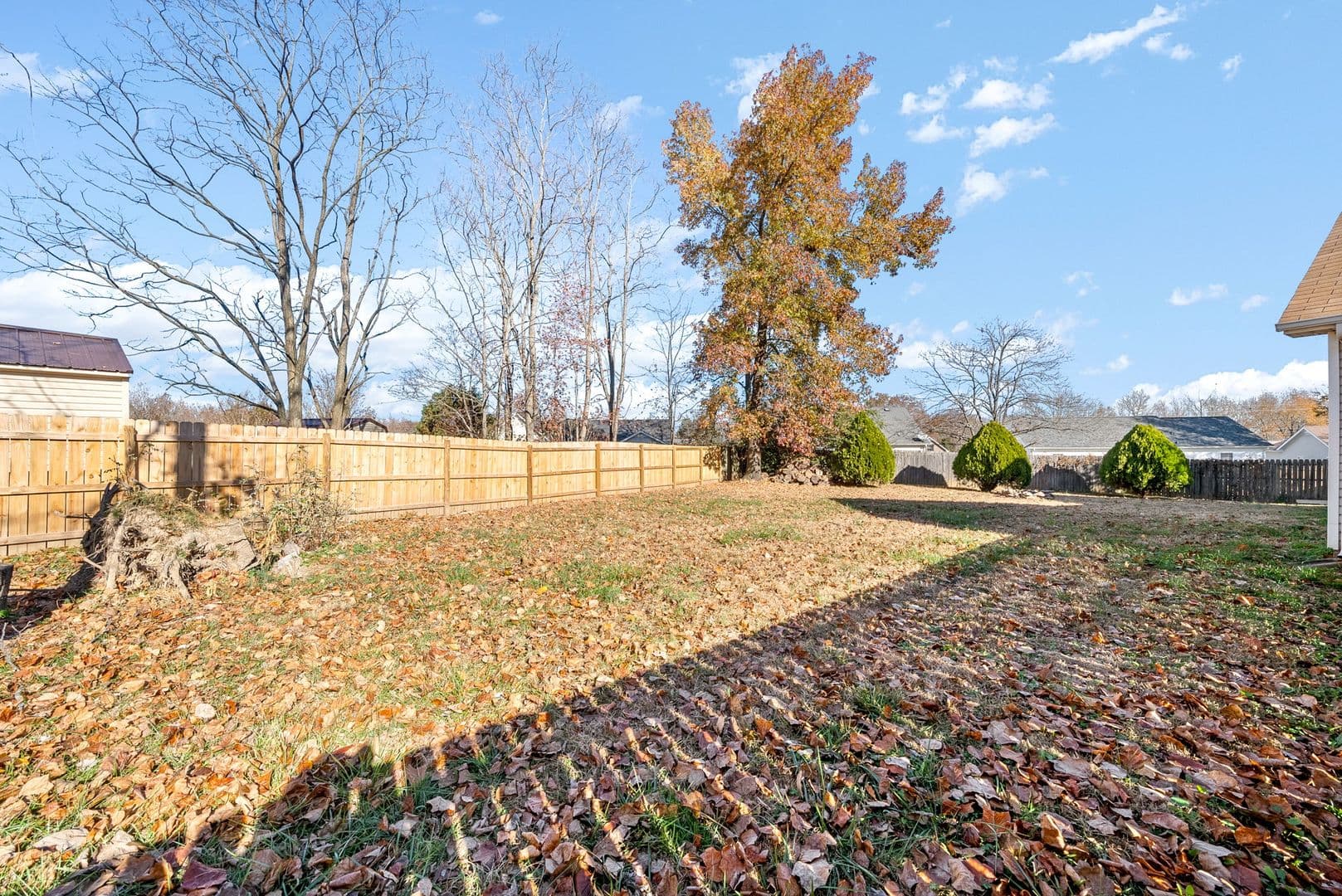 Clarksville House: 326 White Birch Ct
