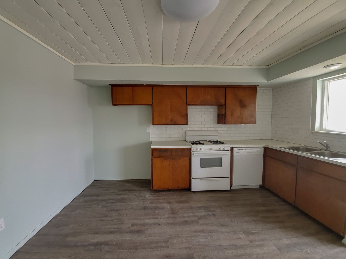 Shawnee Apartment: 1115 East Parker Street