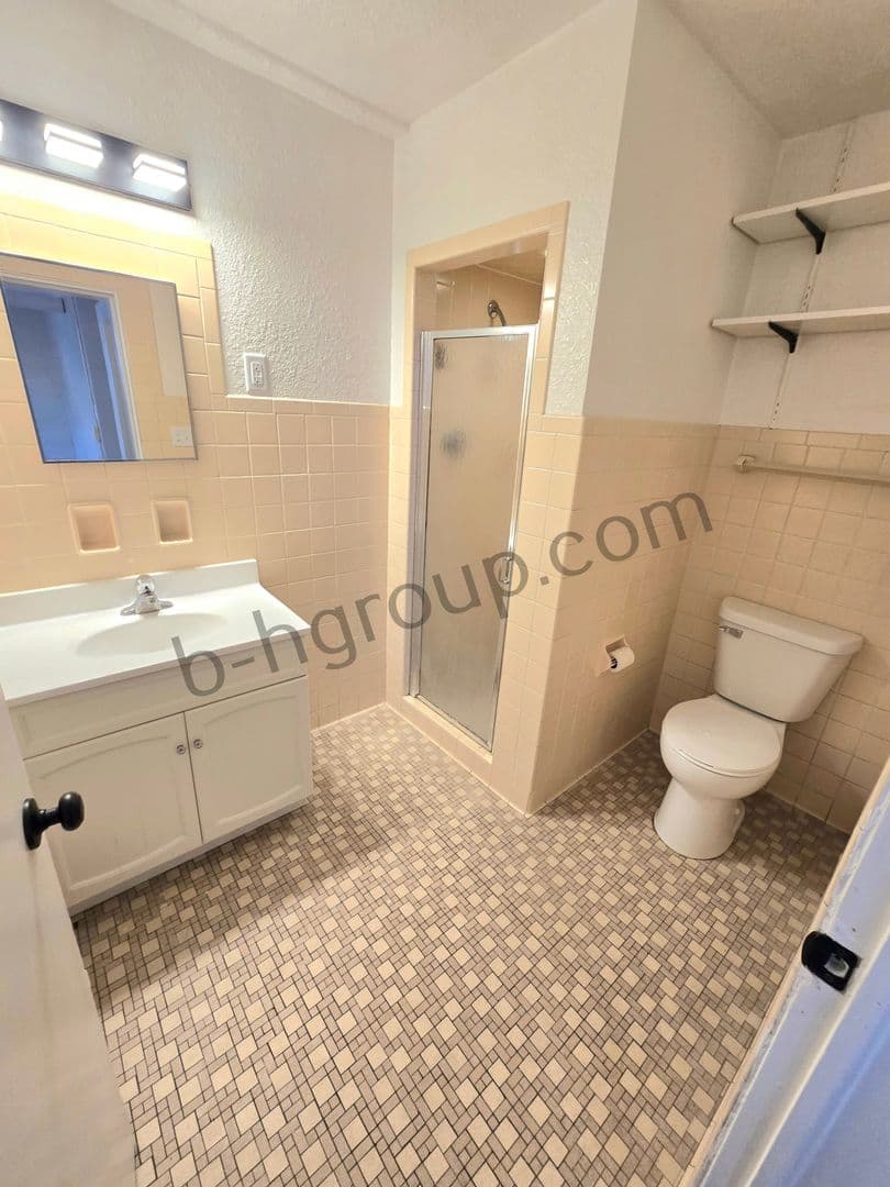 Kenosha Apartment: 811 60th St