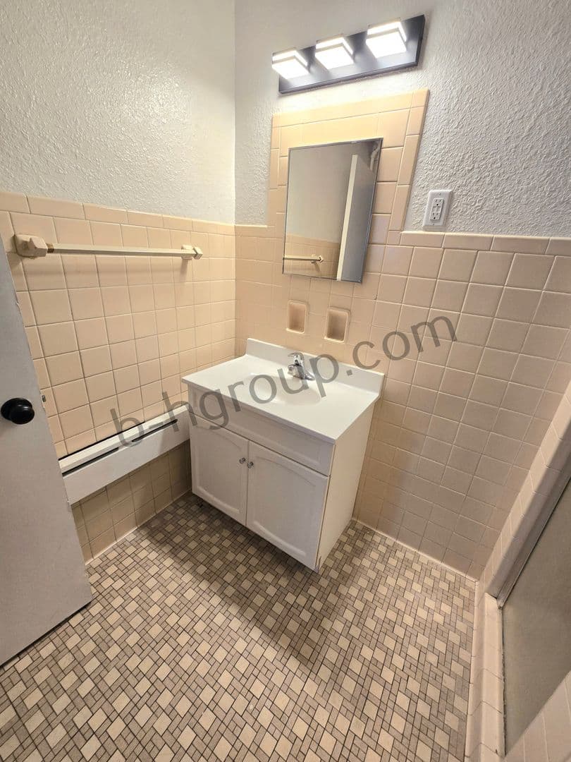 Kenosha Apartment: 811 60th St