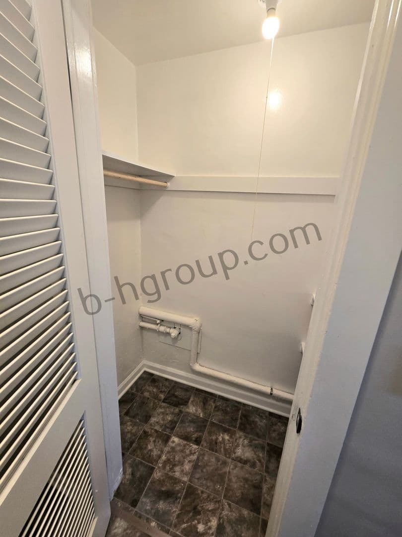 Kenosha Apartment: 811 60th St