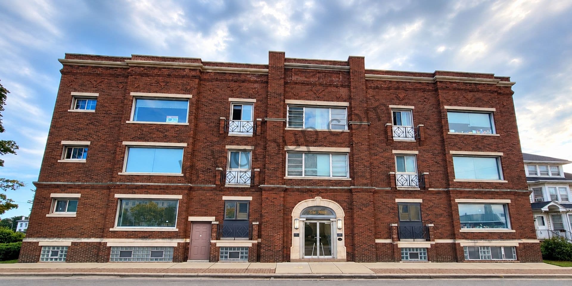 Kenosha Apartment: 811 60th St