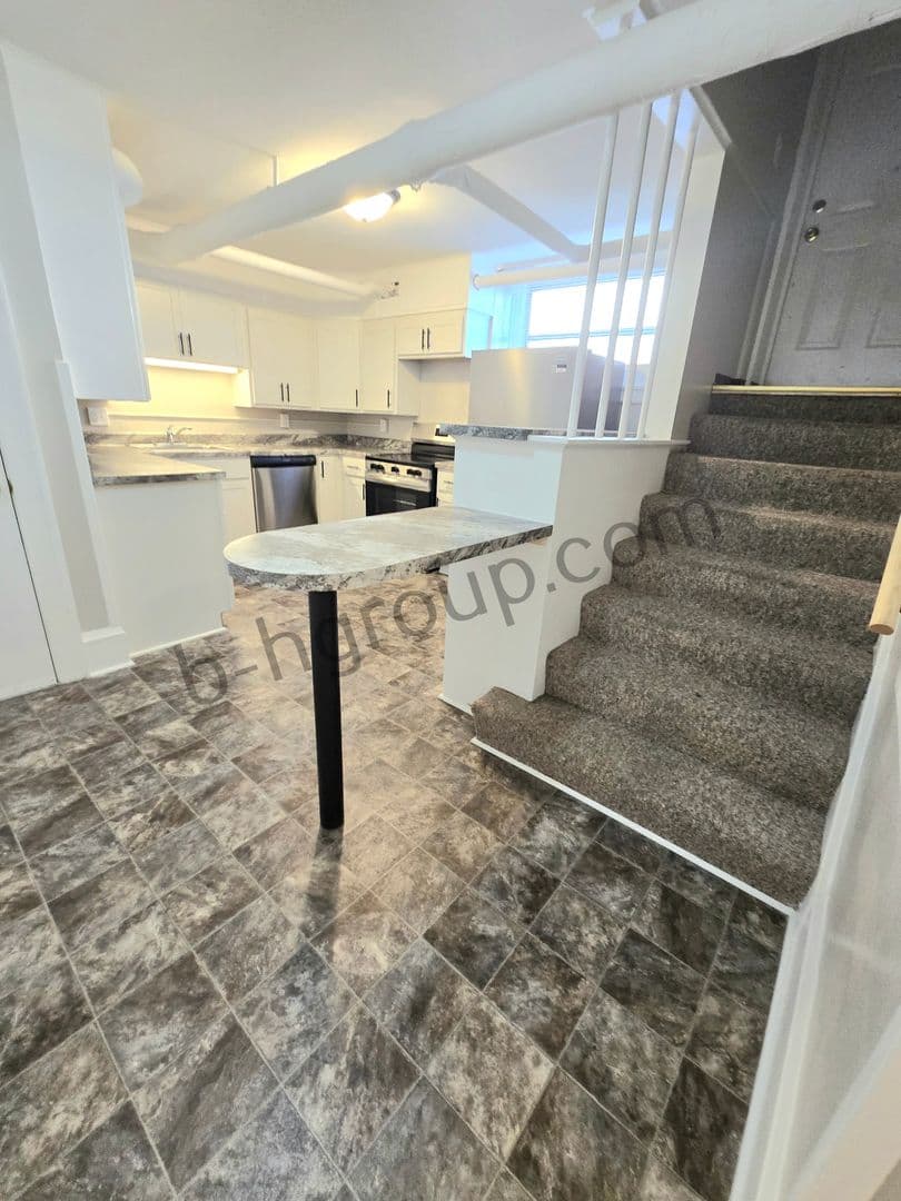 Kenosha Apartment: 811 60th St