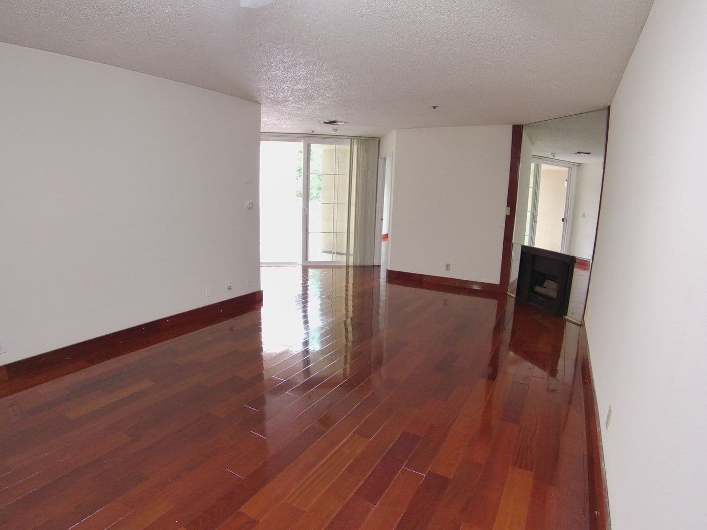 Los Angeles Apartment: 424 Veteran Avenue