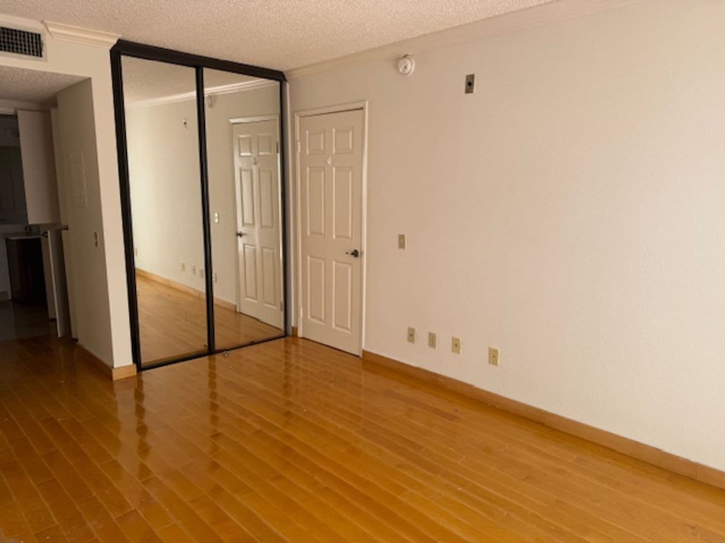 Sherman Oaks Apartment: 4300 Beverly Glen Blvd.