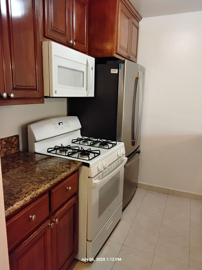Los Angeles Apartment: 10811 Ashton Ave.