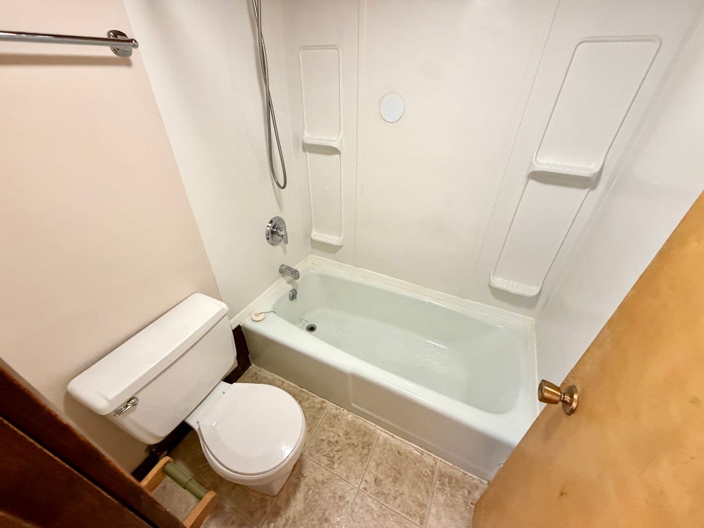Helena Apartment: 441 South Park Ave C