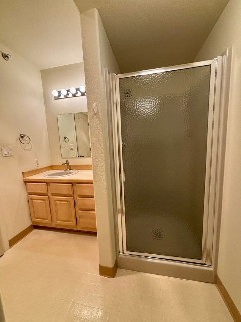 Helena Apartment: 1701 Prospect Ave. - Vista Square Apartments