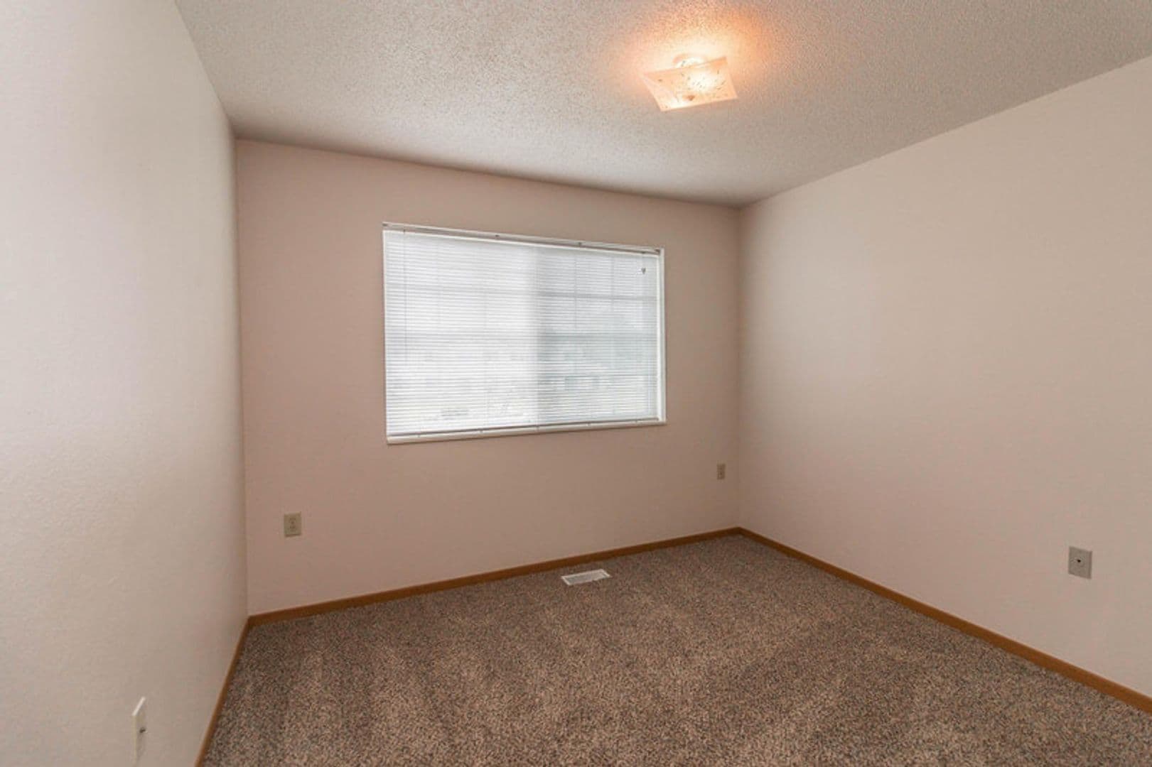 GLENCOE Apartment: 2401 14TH ST E