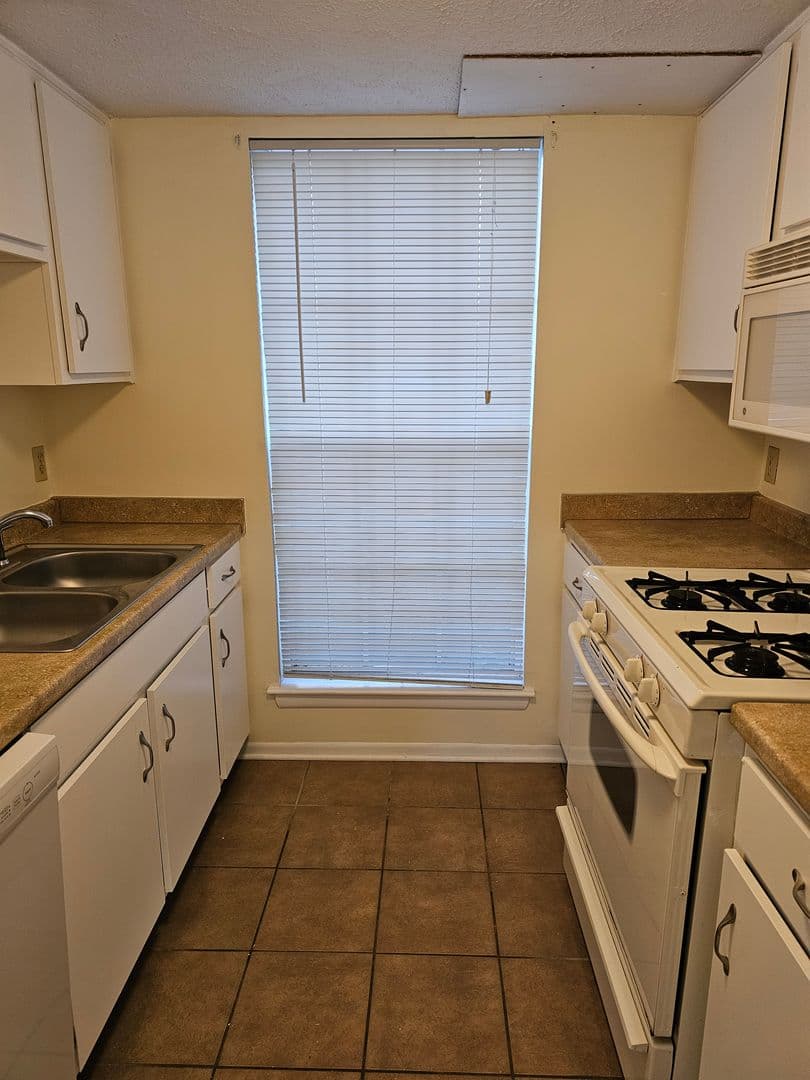 Savannah House: 59 Knollwood Circle