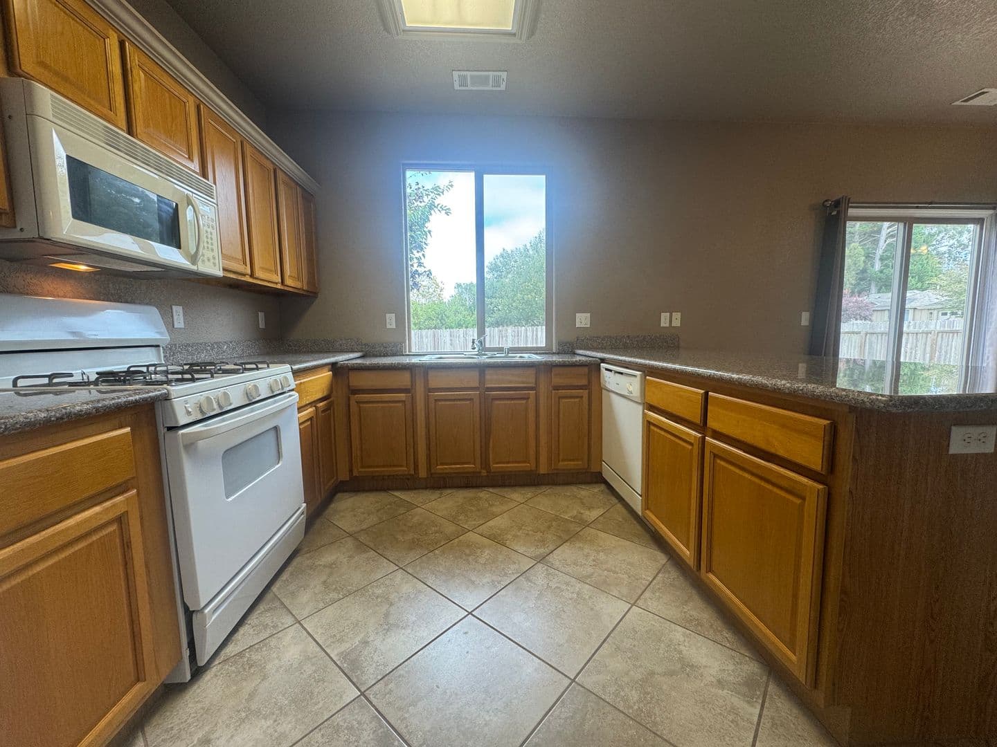 Loleta House: 7 Shadowbrook ST