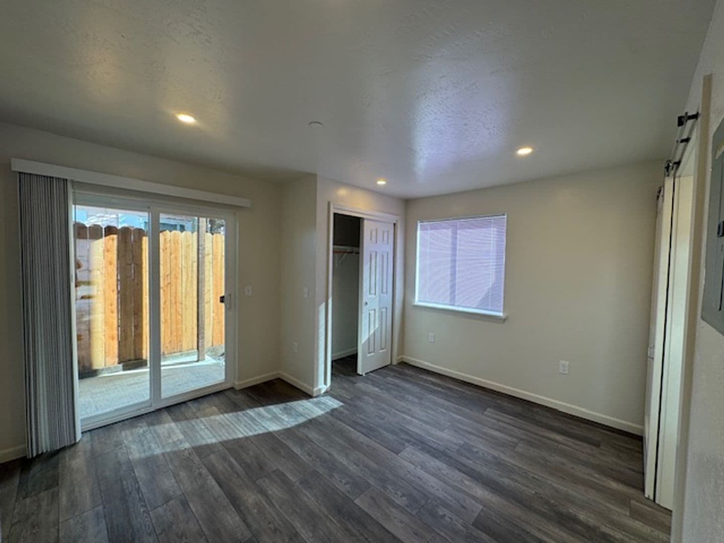Eureka Apartment: 965 W Harris ST