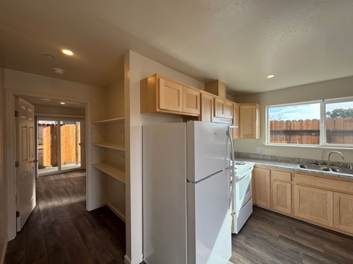 Eureka Apartment: 965 W Harris ST