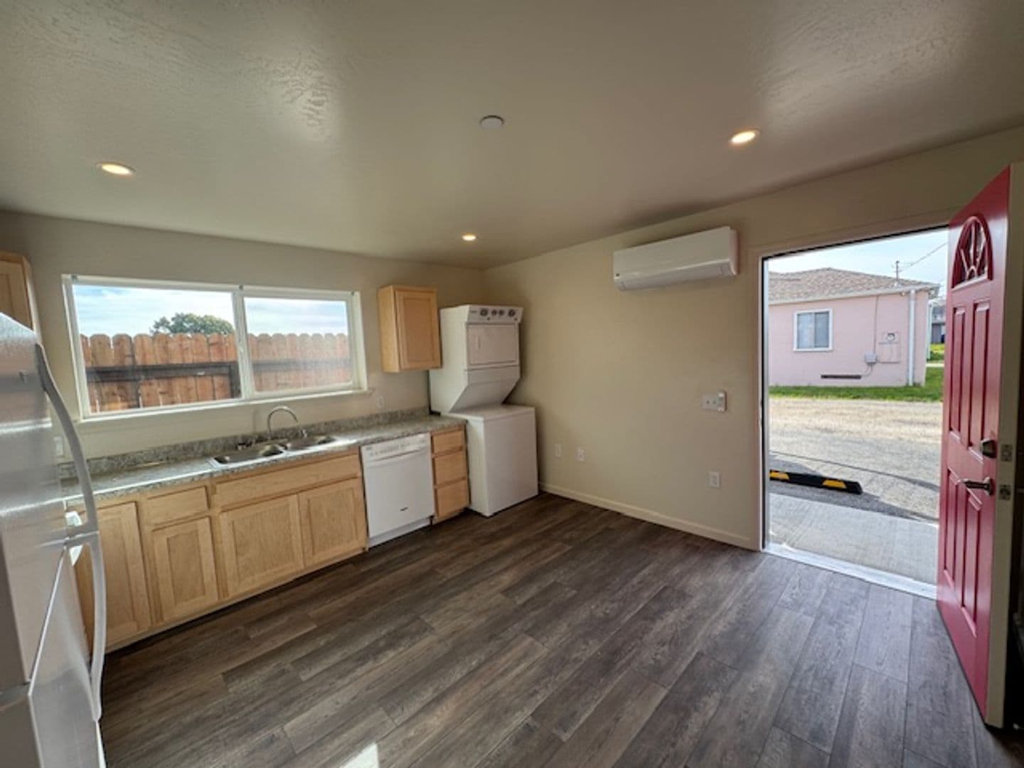 Eureka Apartment: 965 W Harris ST