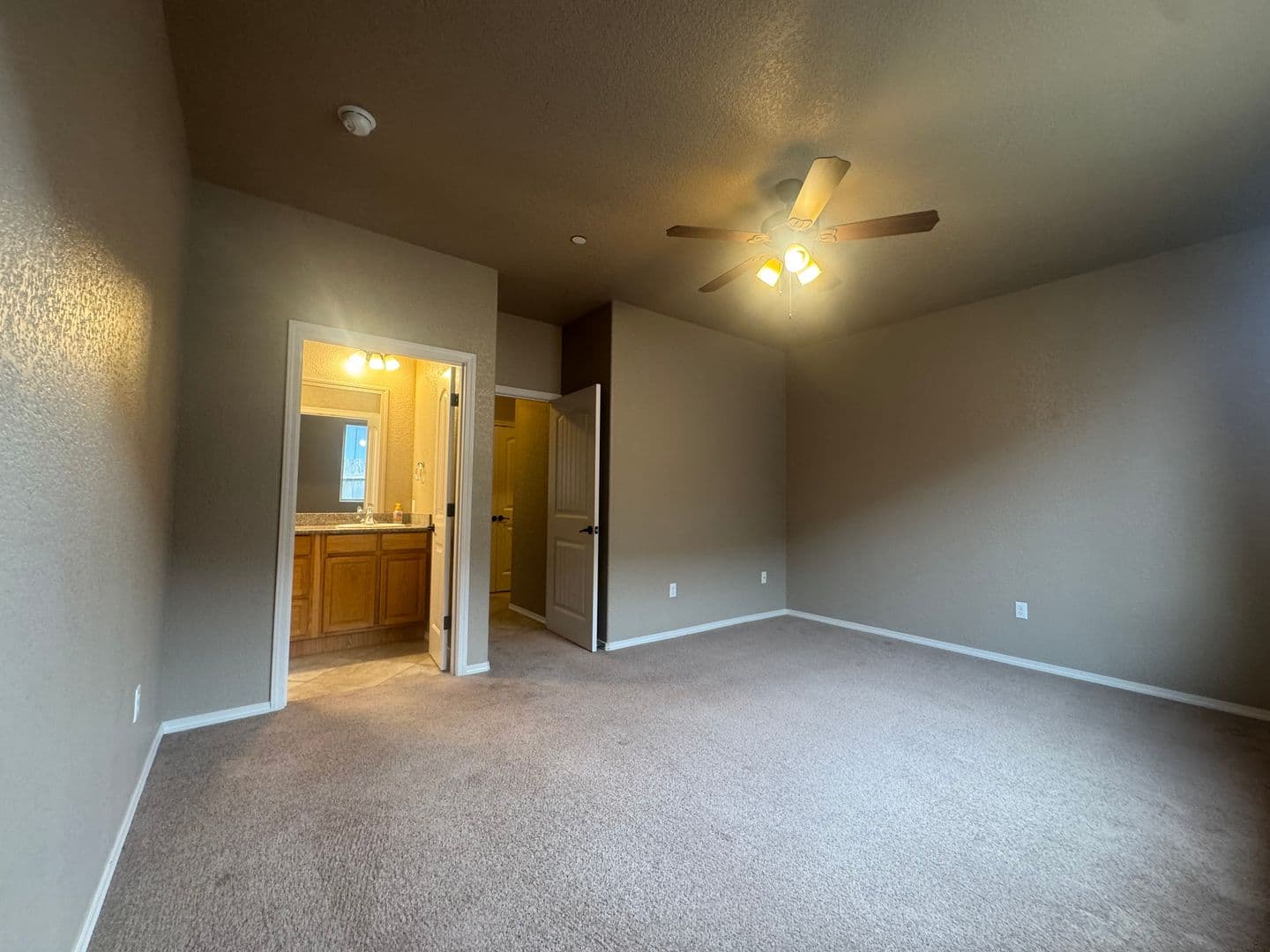 Loleta House: 7 Shadowbrook ST