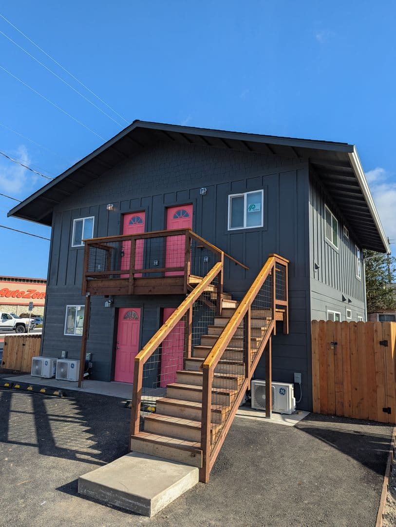 Eureka Apartment: 965 W Harris ST