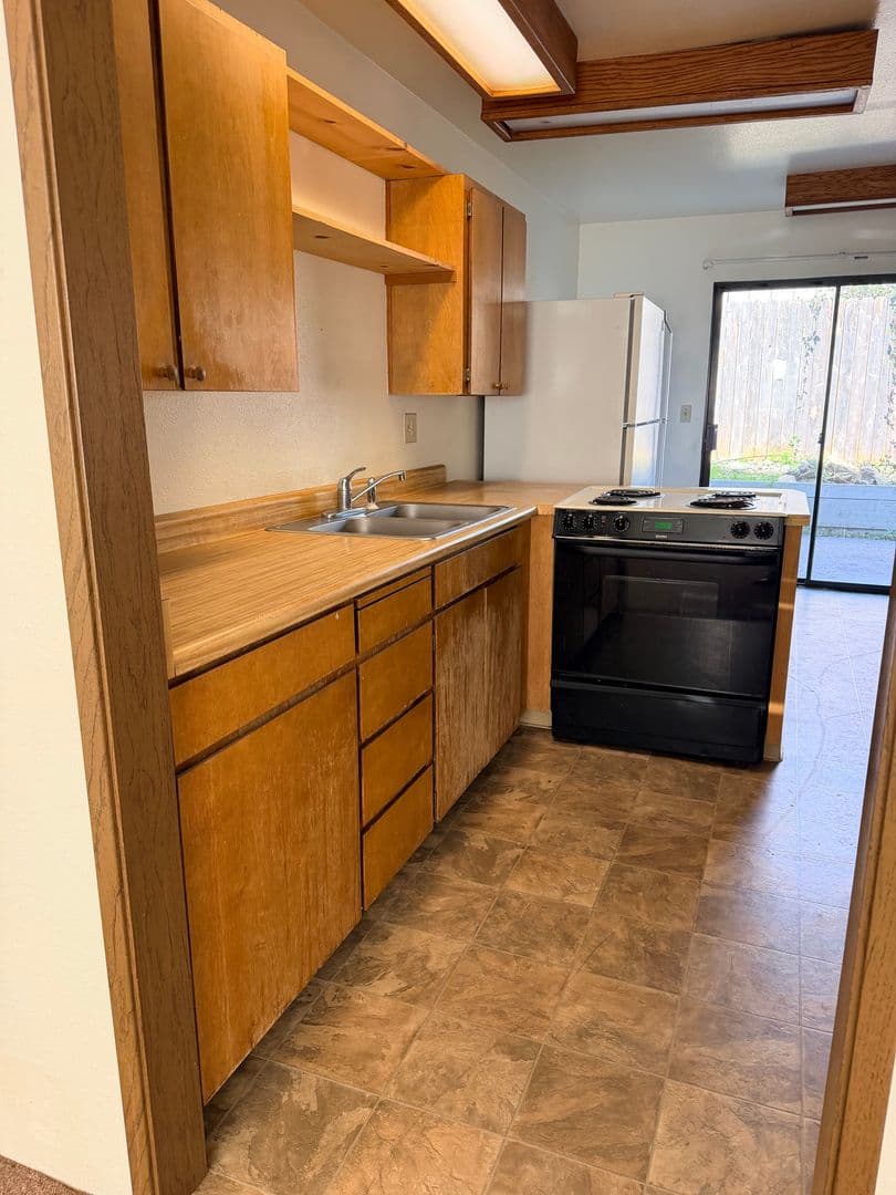 Fortuna Apartment: 1007 Loni DR