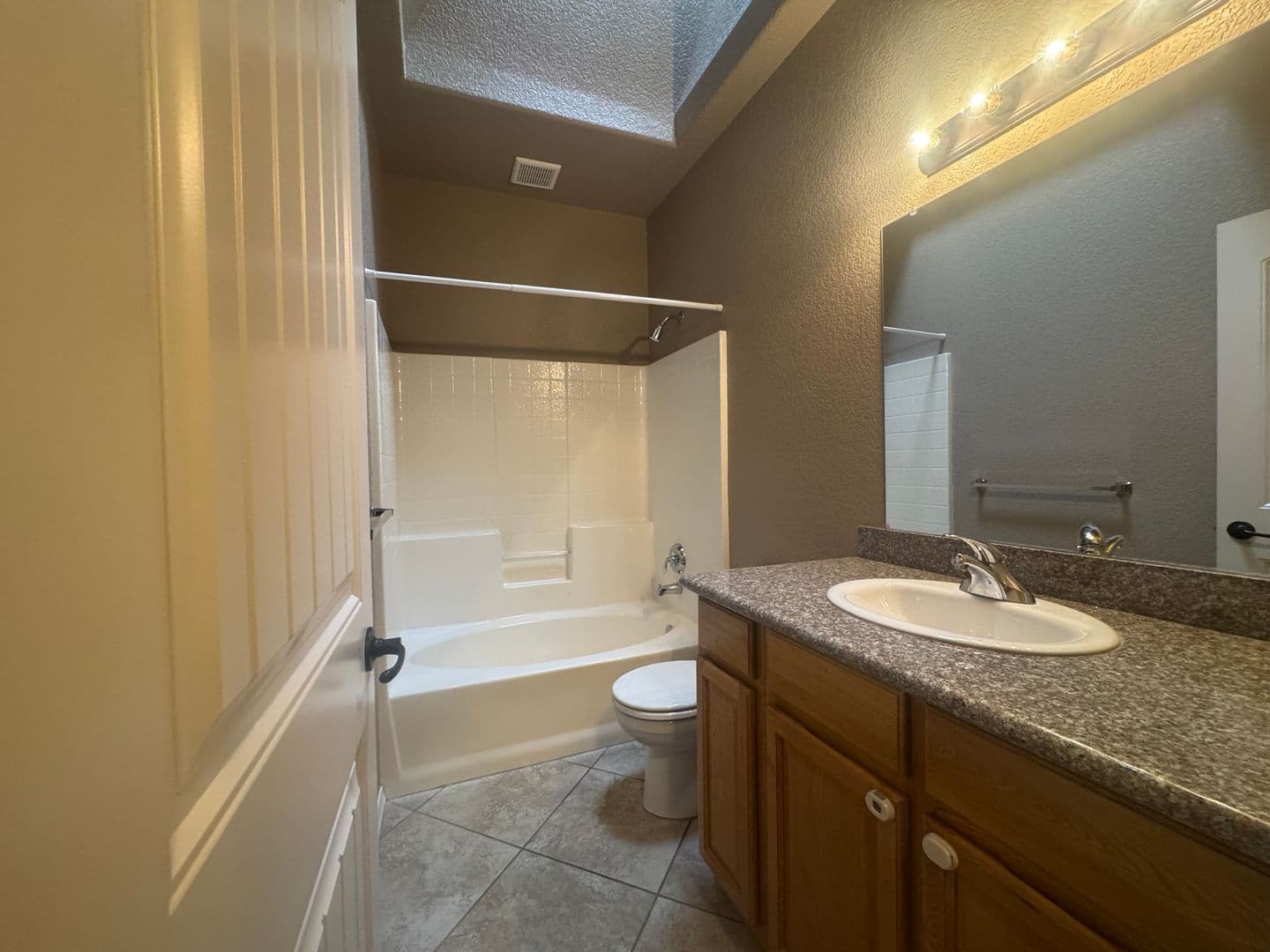 Loleta House: 7 Shadowbrook ST