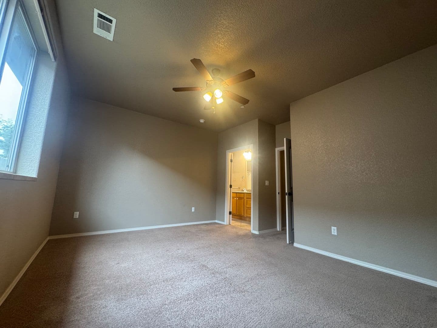 Loleta House: 7 Shadowbrook ST