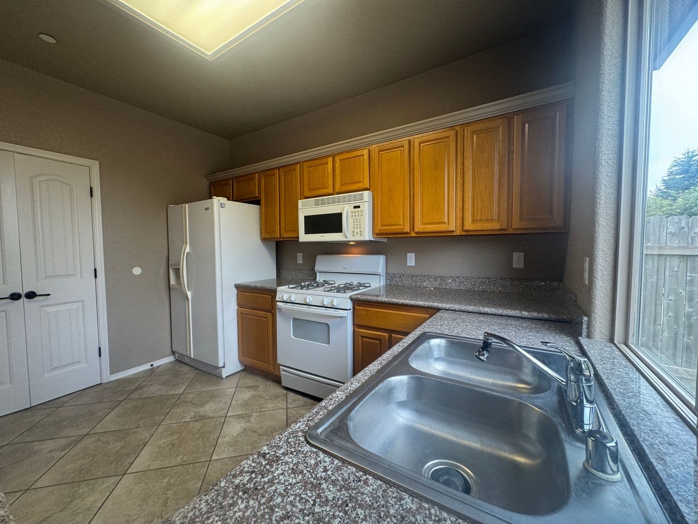Loleta House: 7 Shadowbrook ST
