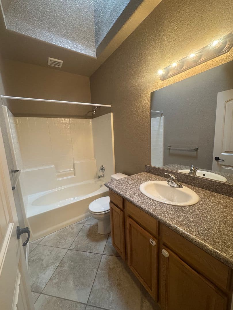 Loleta House: 7 Shadowbrook ST