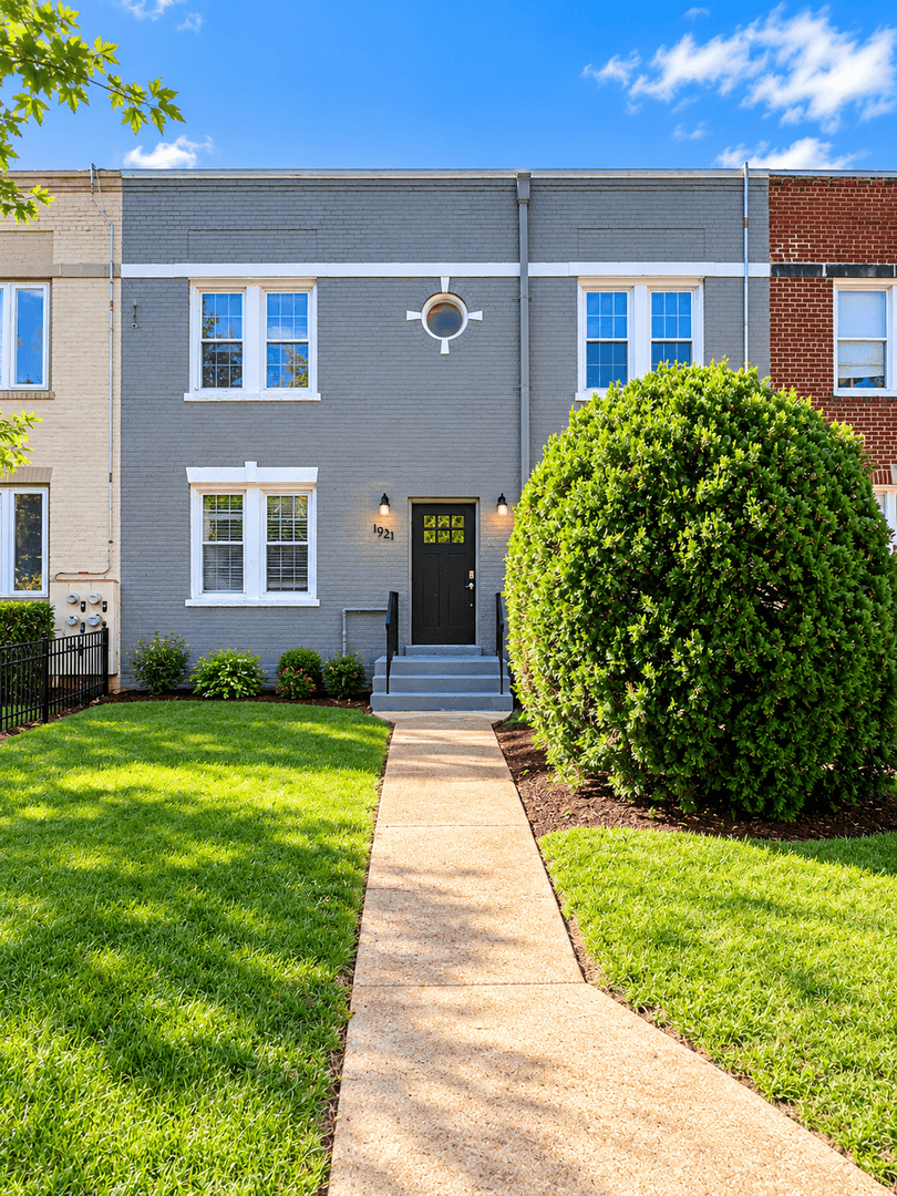 Washington DC Apartment: 1921 M Street NE,
