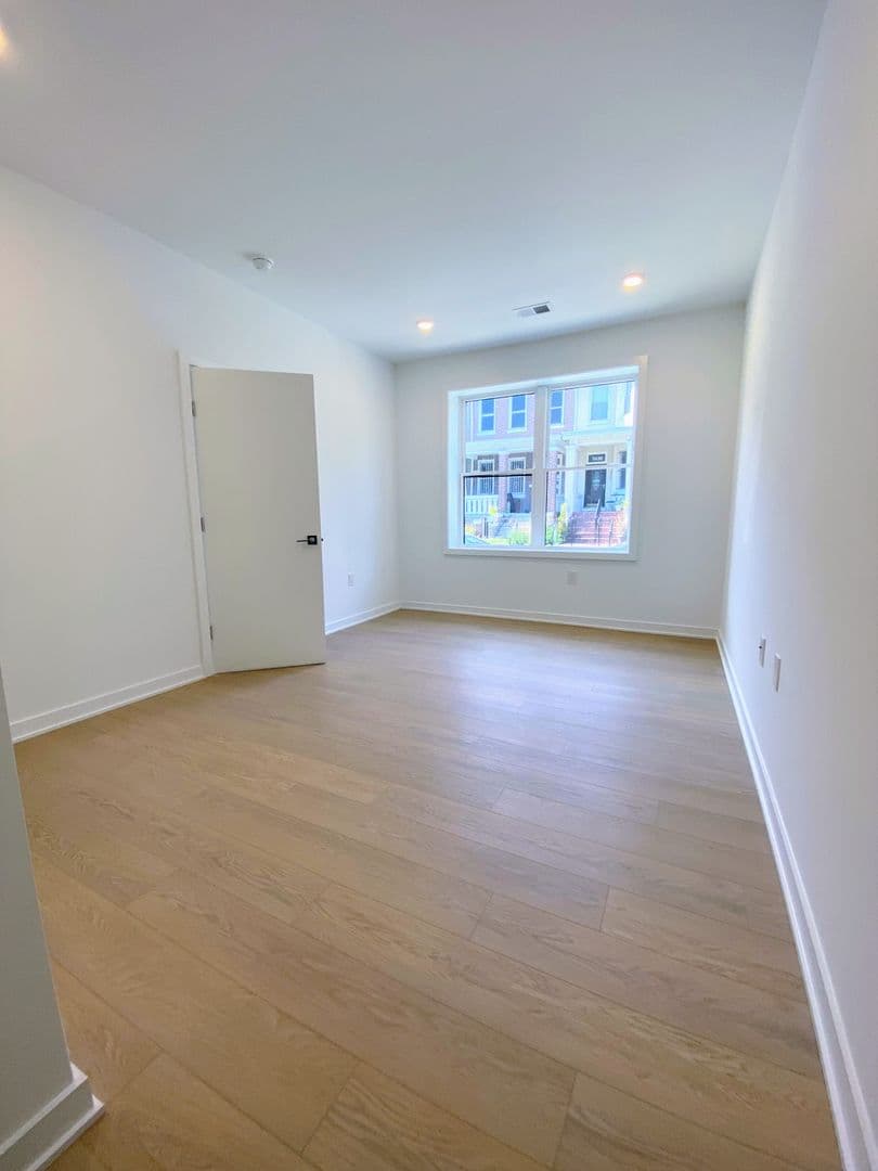Washington Apartment: 3435 Brown St NW