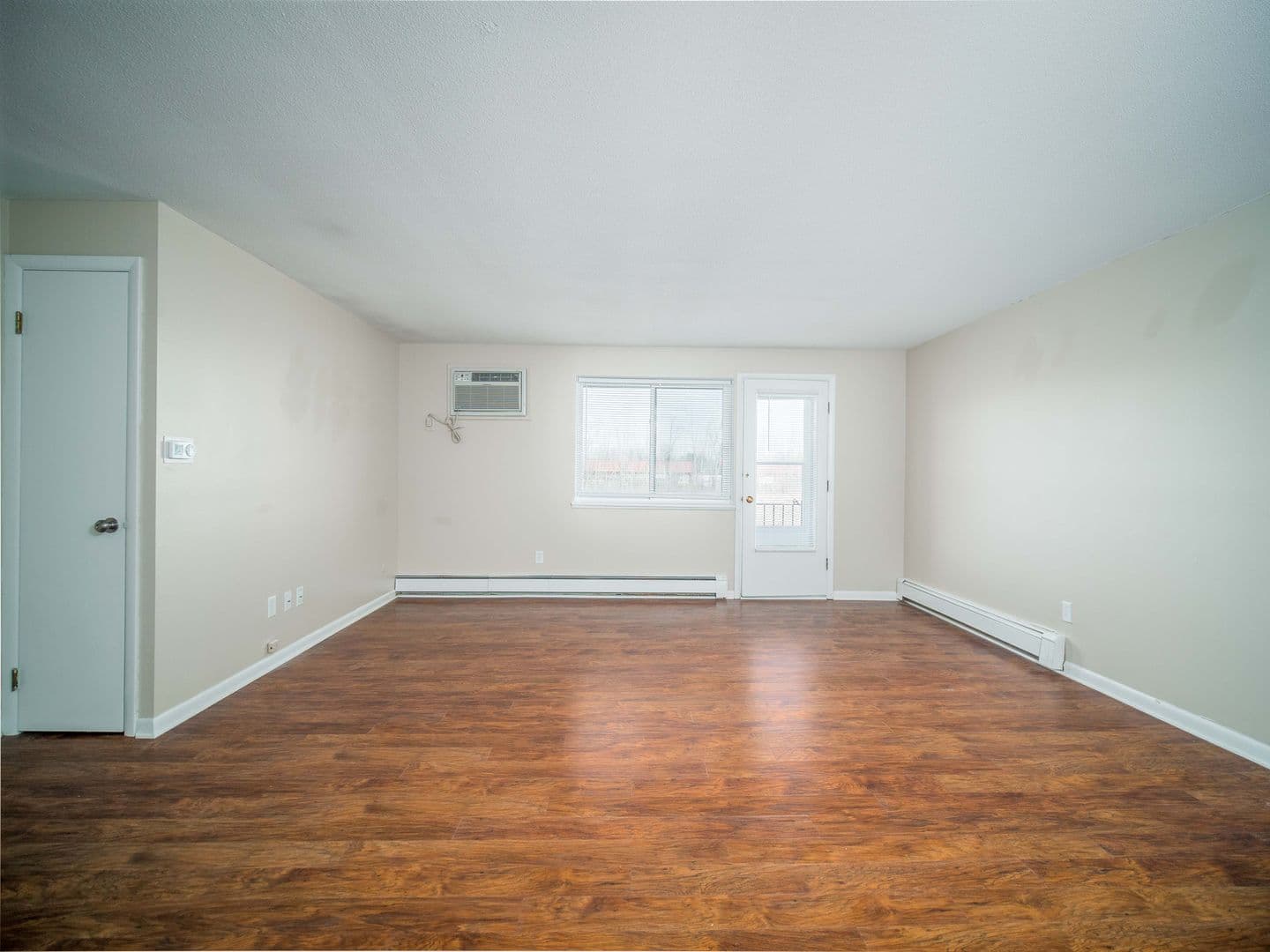Hamburg Apartment: 121 Holiday Lane