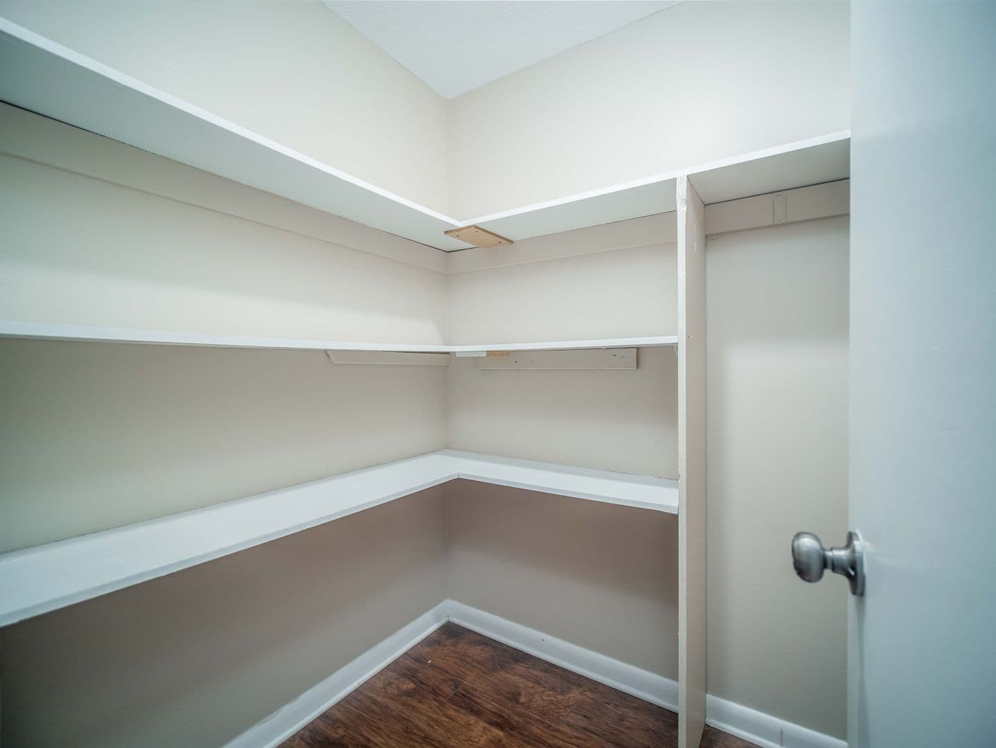 Hamburg Apartment: 121 Holiday Lane