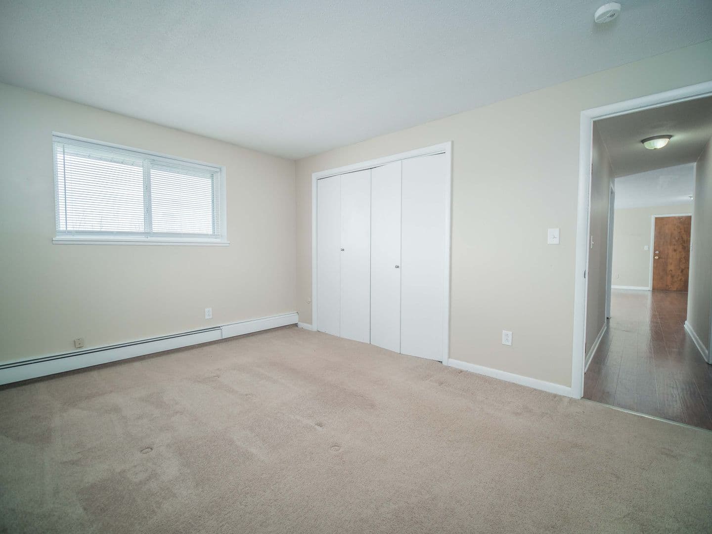 Hamburg Apartment: 121 Holiday Lane