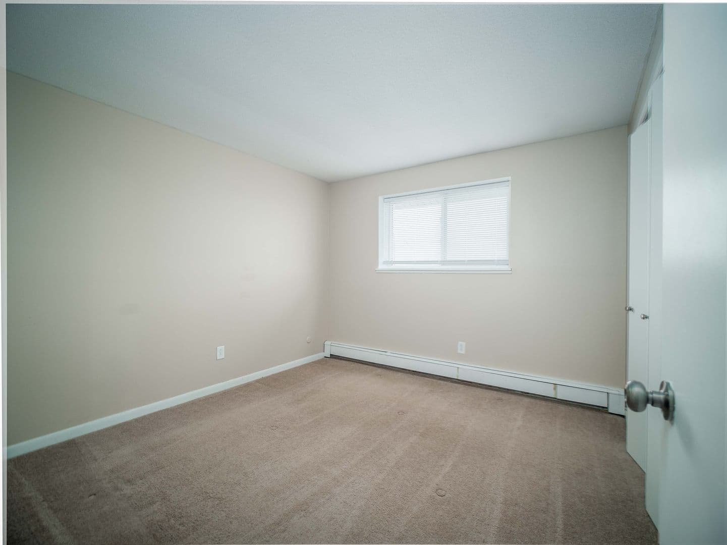 Hamburg Apartment: 121 Holiday Lane