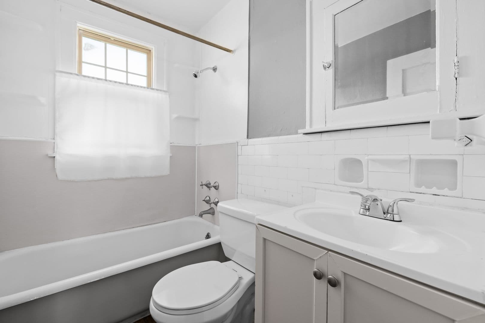 Buffalo Apartment: 575 Colvin Avenue