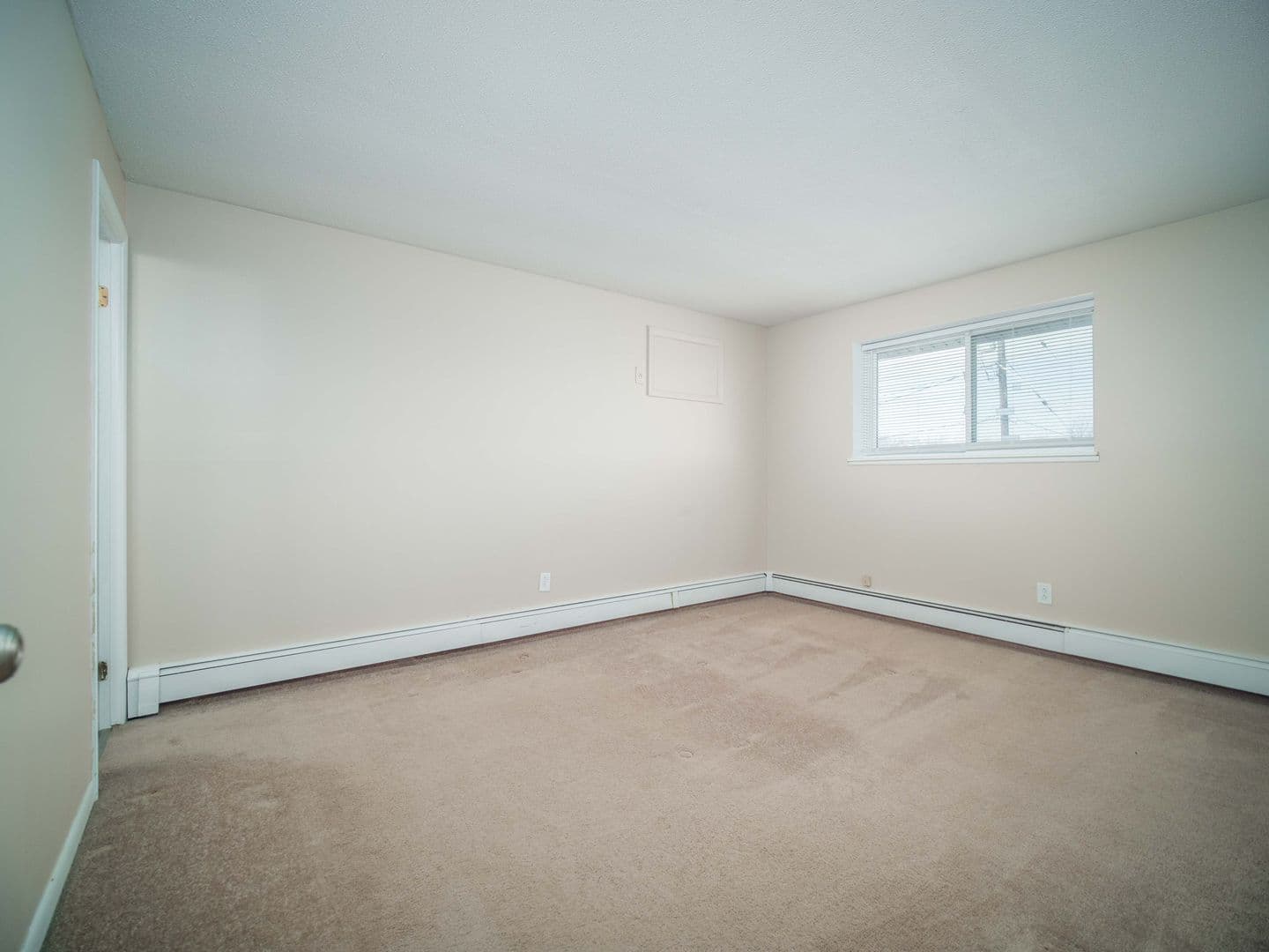 Hamburg Apartment: 121 Holiday Lane