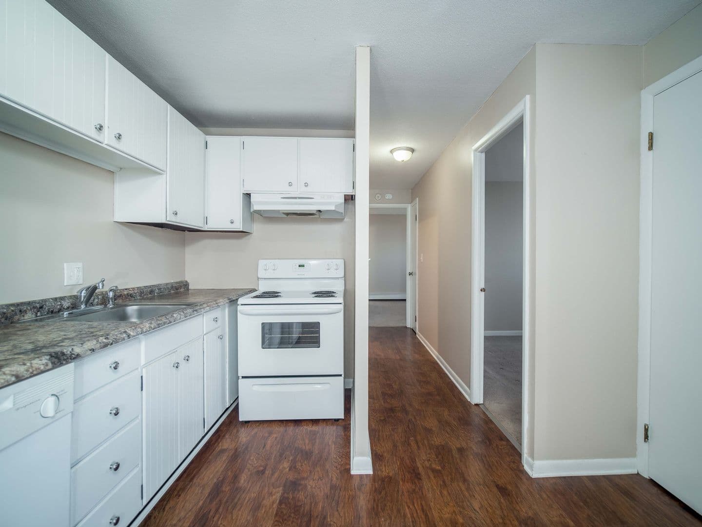 Hamburg Apartment: 121 Holiday Lane