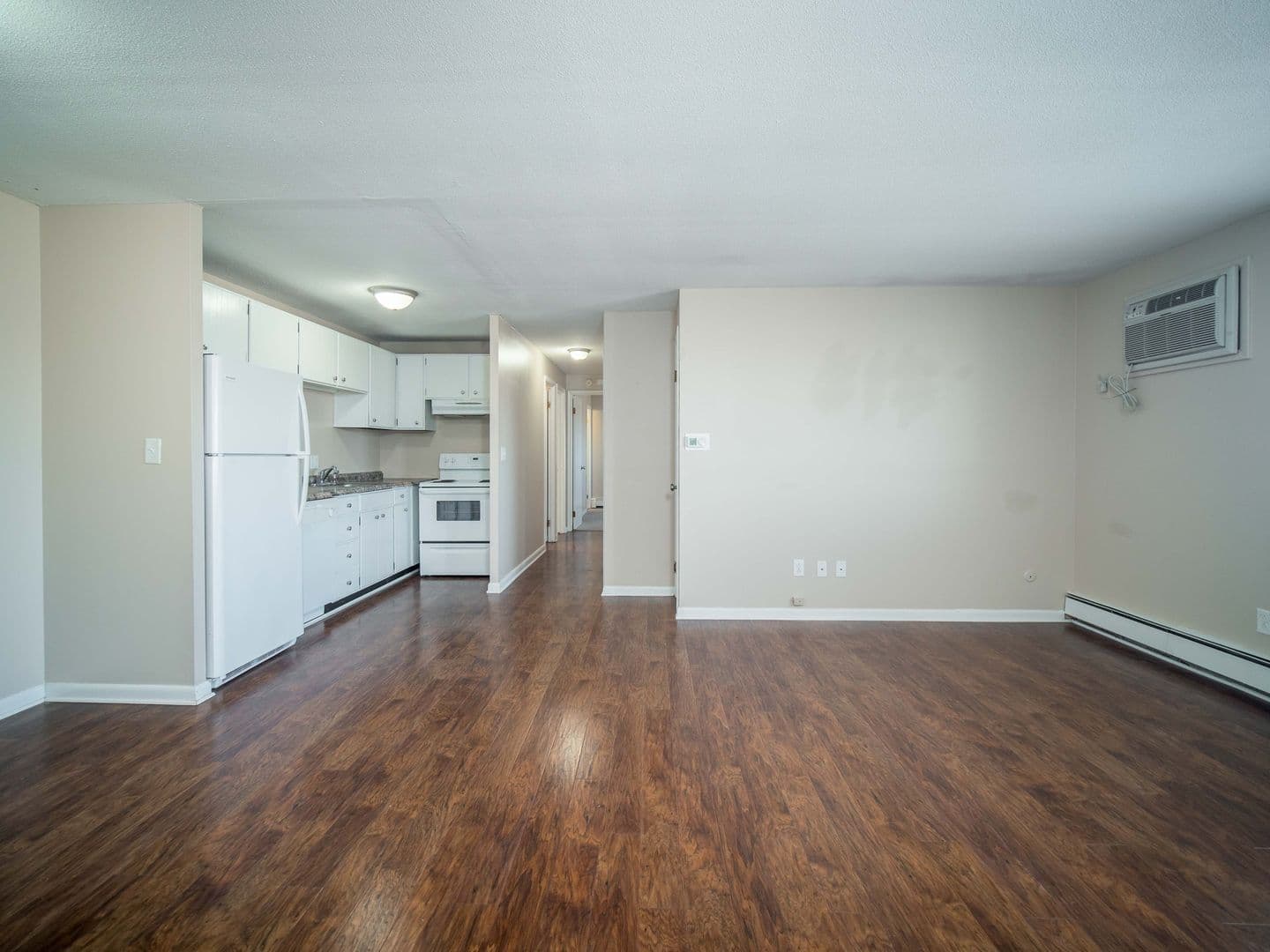 Hamburg Apartment: 121 Holiday Lane