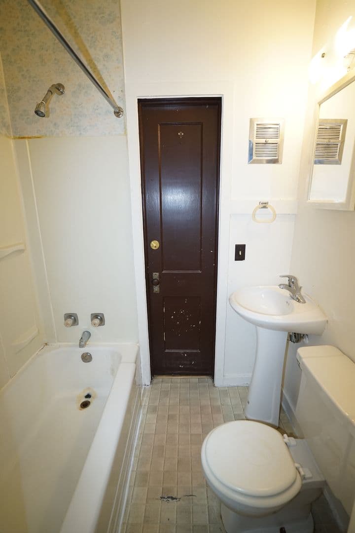Madison Apartment: 418 W. Main St.