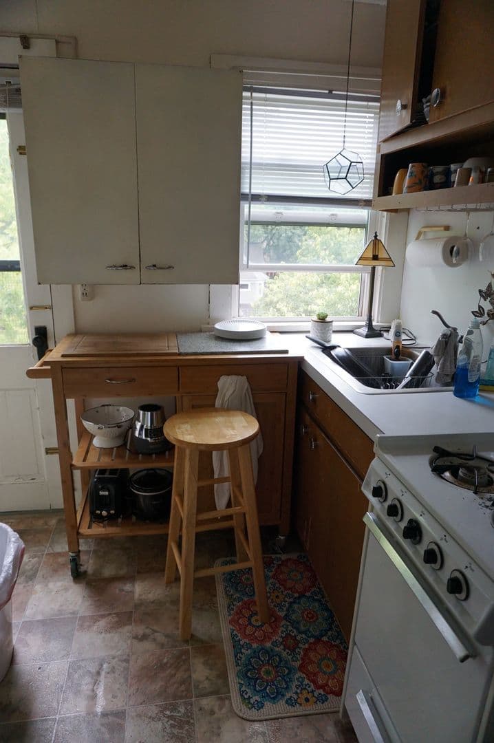 Madison Apartment: 2005 Monroe St.