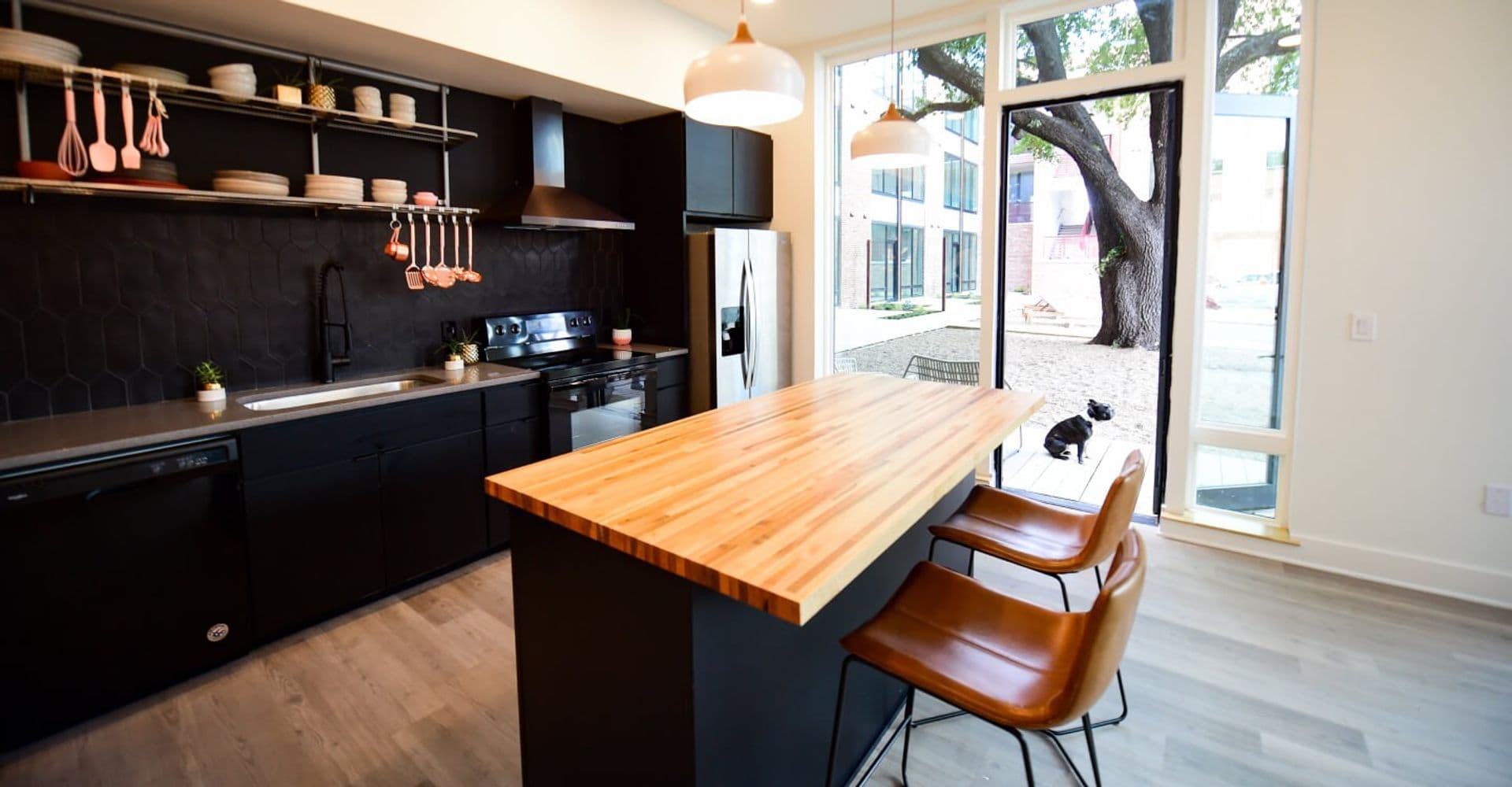 Dallas Apartment: 211 W 10th St