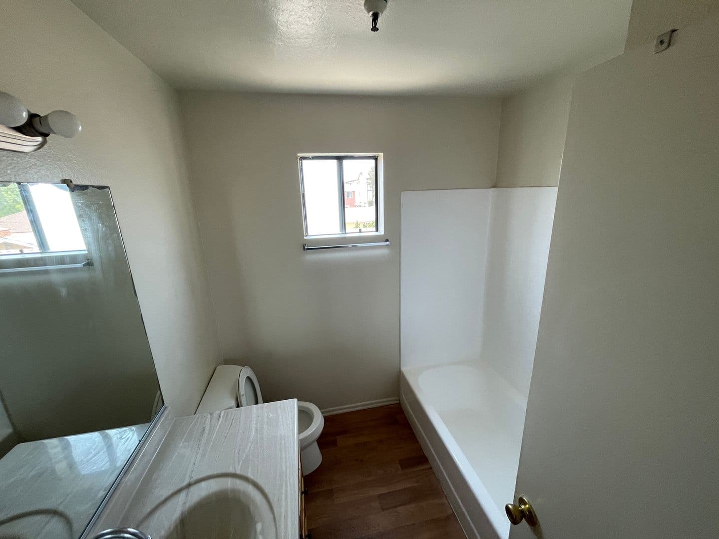 Hawthorne Apartment: 3137-3139 W. 139th St.