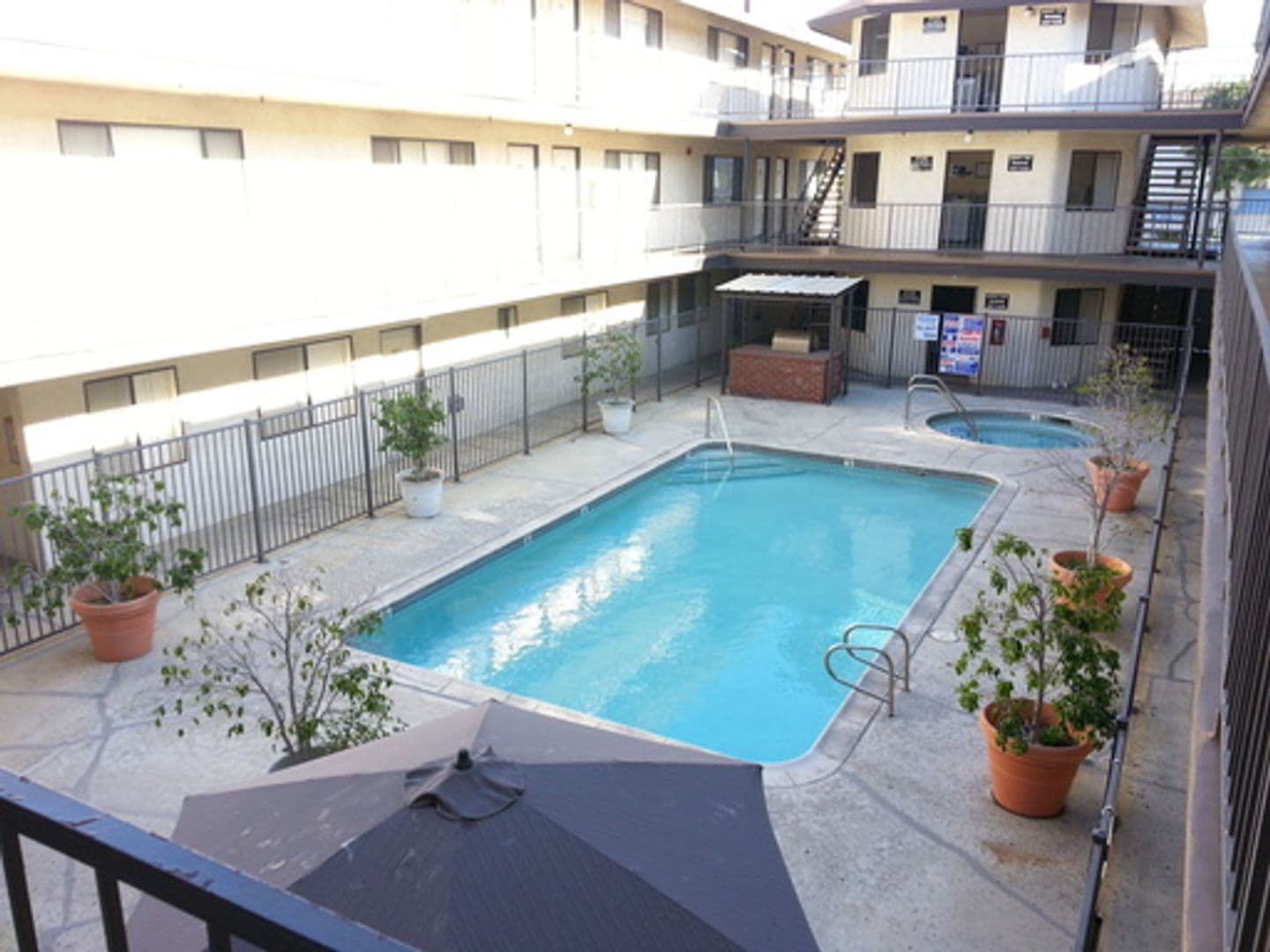 Hawthorne Apartment: 3137-3139 W. 139th St.