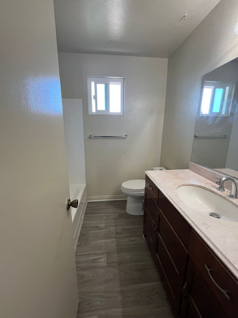 Hawthorne Apartment: 3137-3139 W. 139th St.