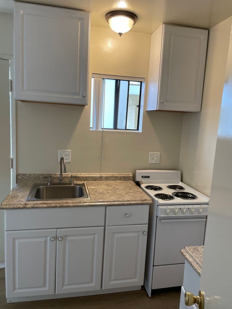 Hawthorne Apartment: 14501 Cerise Ave.