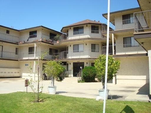 Hawthorne Apartment: 3137-3139 W. 139th St.