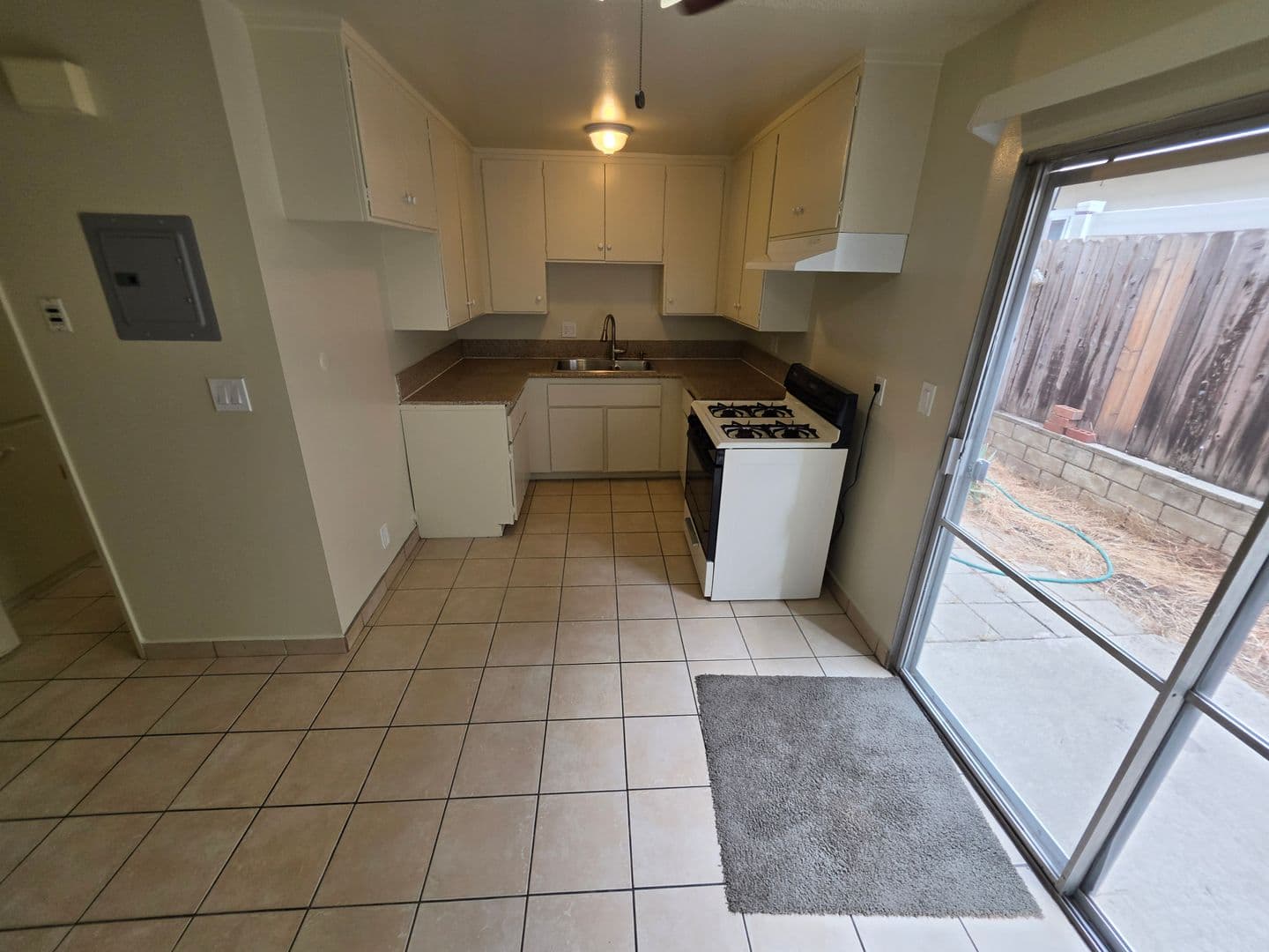 Fullerton Apartment: 2618 Milton Ave.