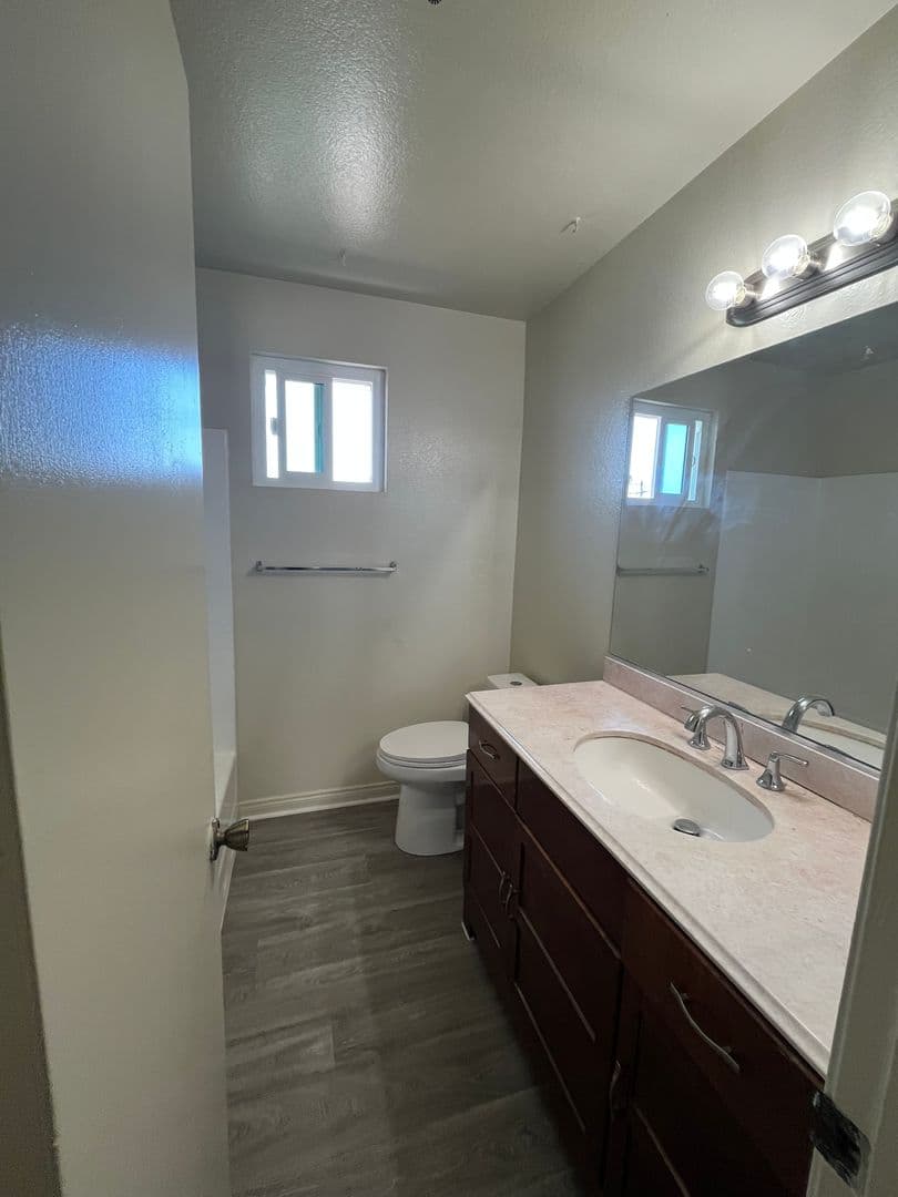 Hawthorne Apartment: 3137-3139 W. 139th St.